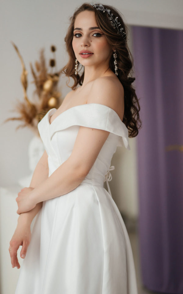 Атласное свадебное платье длины миди