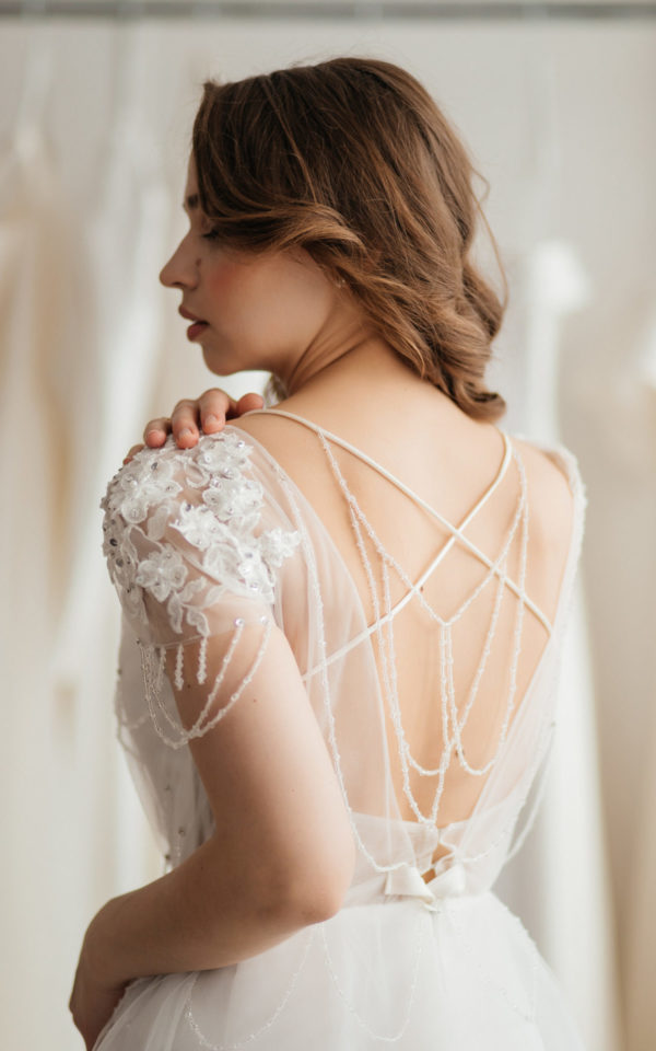 Легкое свадебное платье с открытой спиной