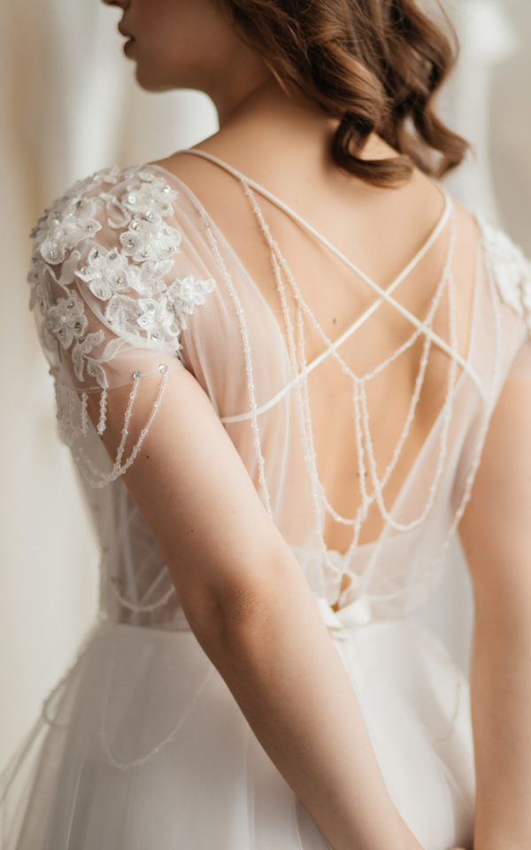 Легкое свадебное платье с открытой спиной