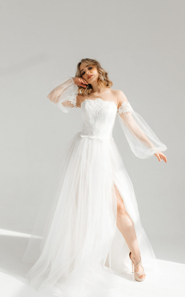 Свадебное платье с разрезом на ноге и рукавами-буфами