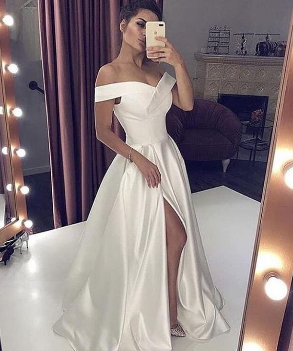 Атласное свадебное платье с шалевыми плечиками и разрезом