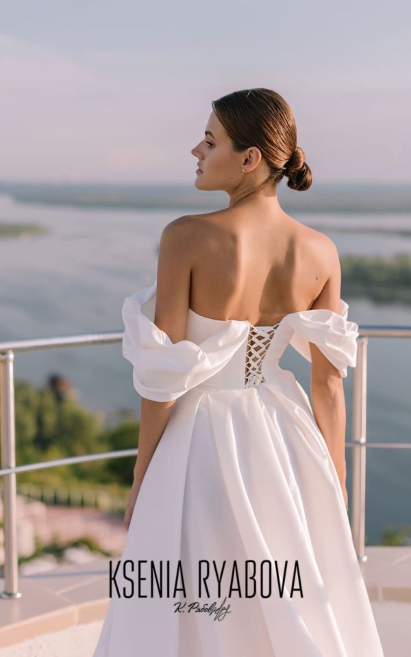 Атласное свадебное платье с шалевыми плечиками