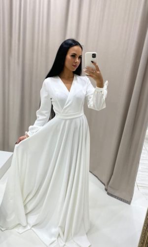 Безкорсетное свадебное платье с разрезами на рукавах