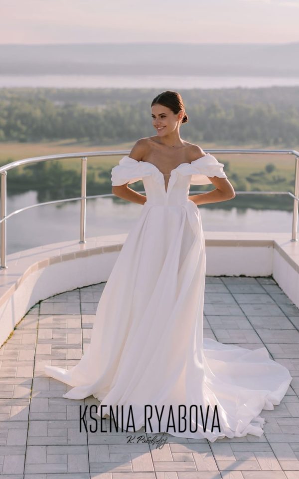 Атласное свадебное платье с шалевыми плечиками