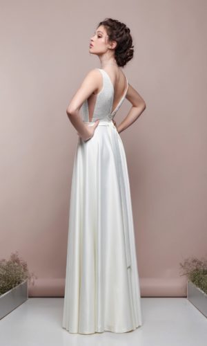 Свадебное платье с глубоким вырезом и атласной прямой юбкой