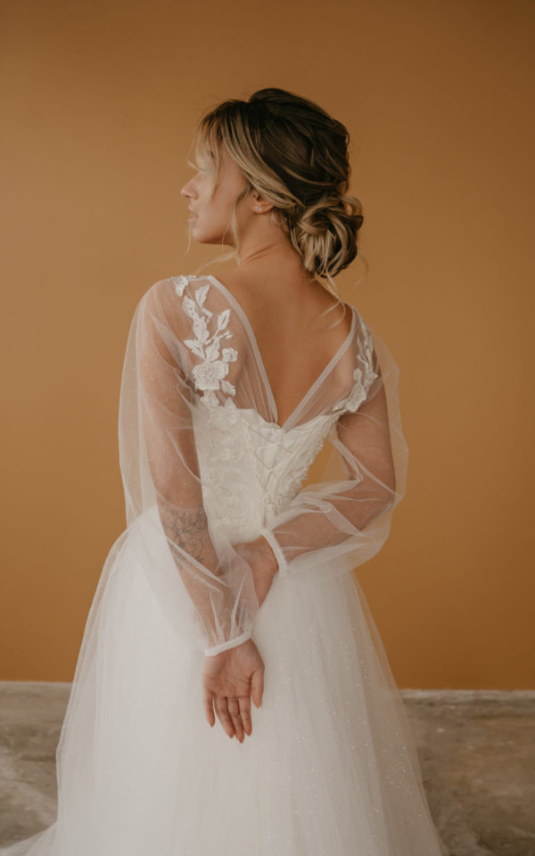 Свадебное платье с мерцающей юбкой и рукавами
