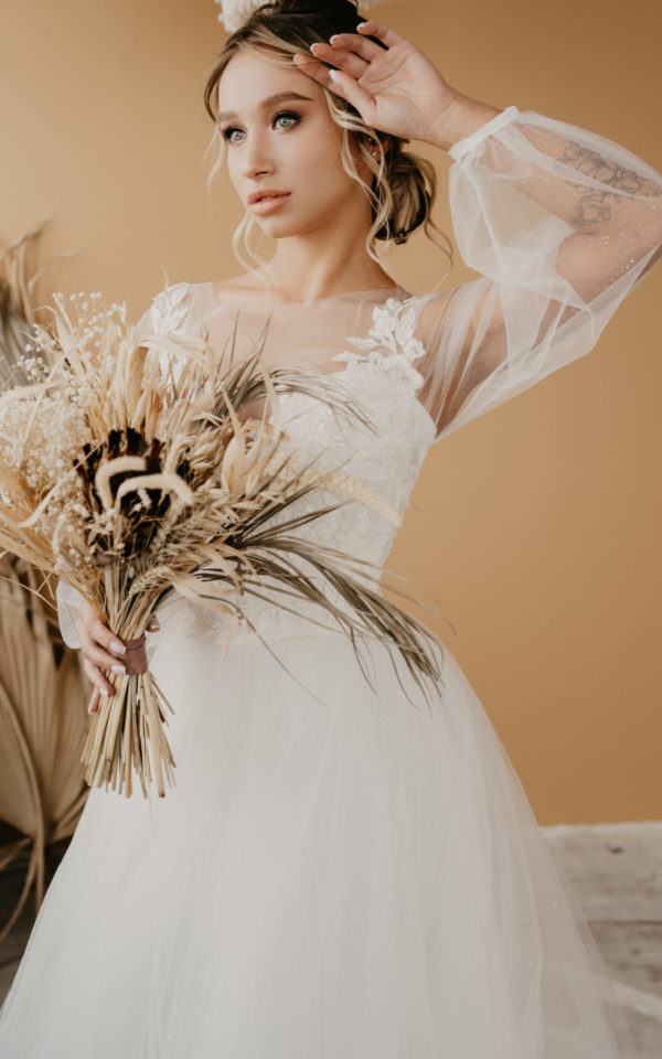 Свадебное платье с мерцающей юбкой и рукавами