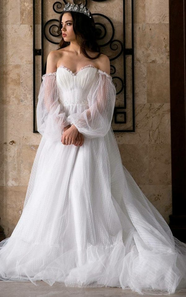 Свадебное платье с объемными рукавами и присборенным корсетом