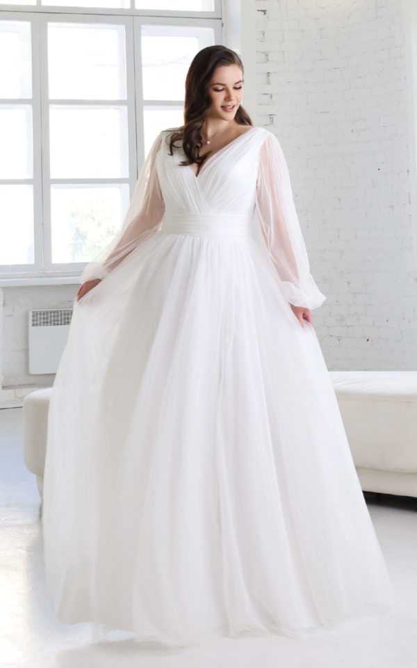 Легкое свадебное платье с рукавами и разрезом