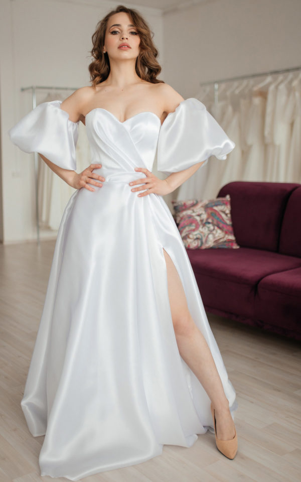 Атласное свадебное платье со съемными рукавами буфами