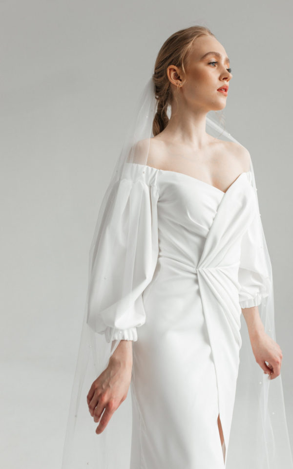Свадебное платье с прямой юбкой и рукавами