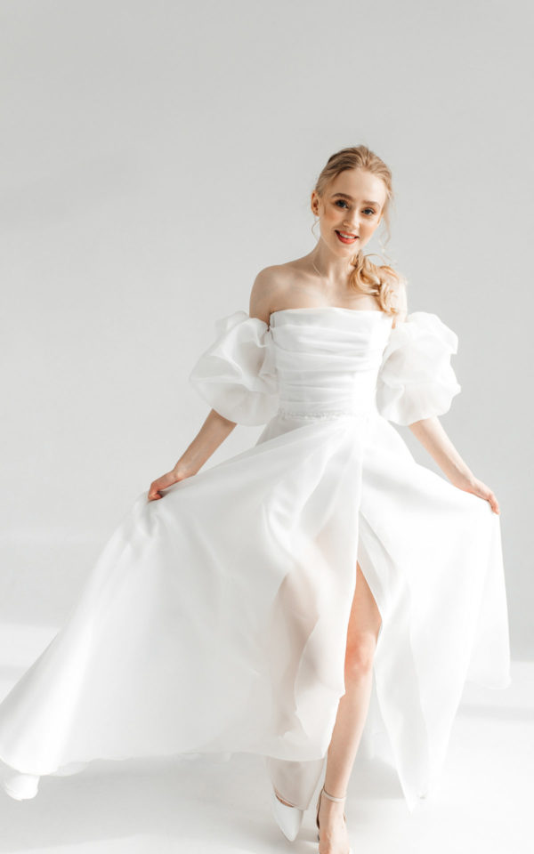 Свадебное платье с прямой линией декольте и рукавами