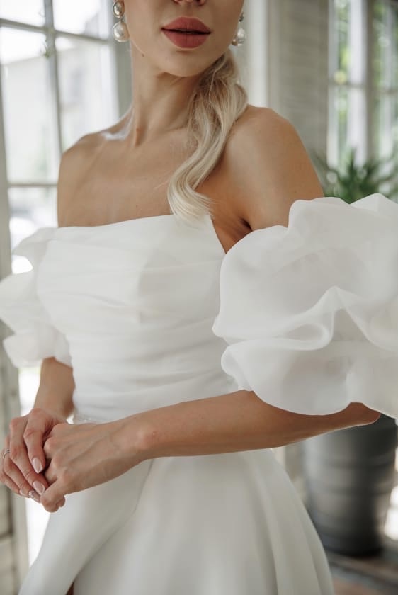 Свадебное платье с прямой линией декольте и рукавами