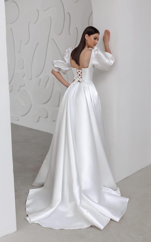 Атласное свадебное платье с вырезом каре