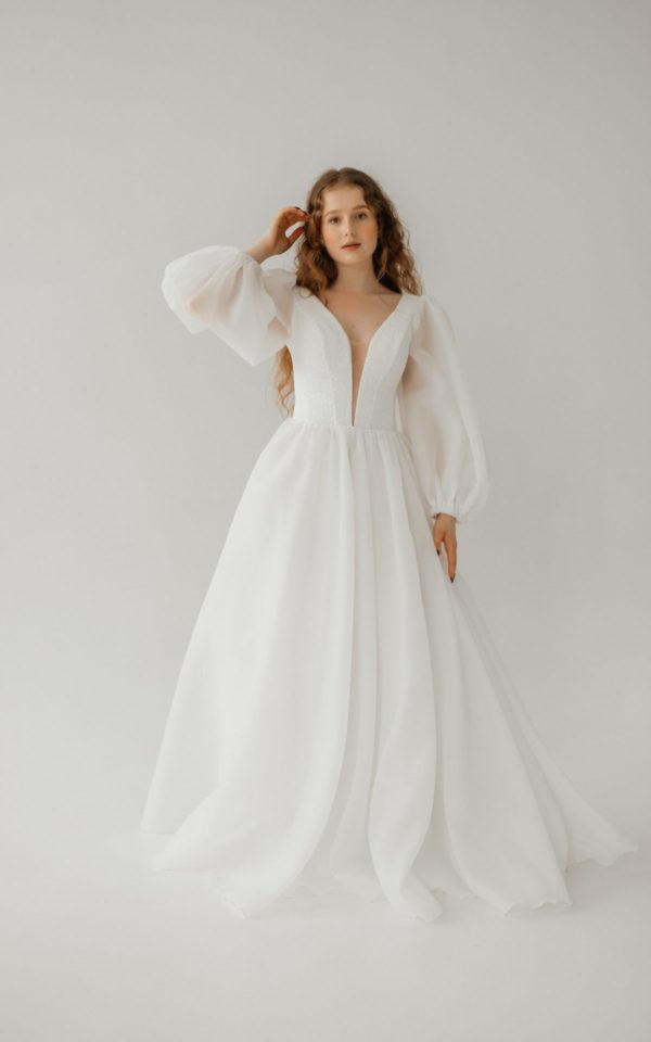 Воздушное свадебное платье из органзы с рукавами