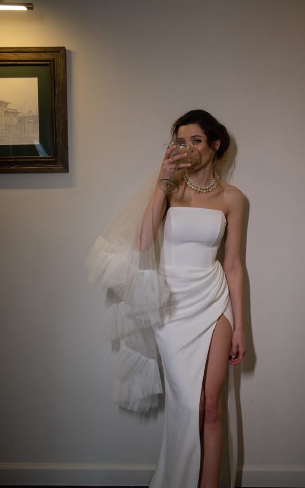 Прямое свадебное платье с прямым лифом без рукавов