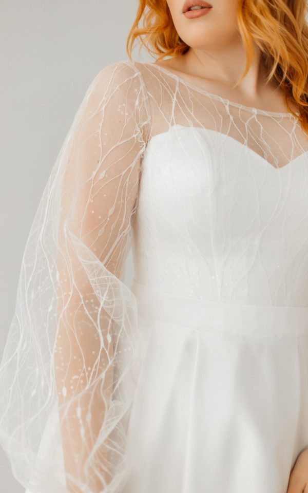 Свадебное платье с рукавами и атласной юбкой в складку
