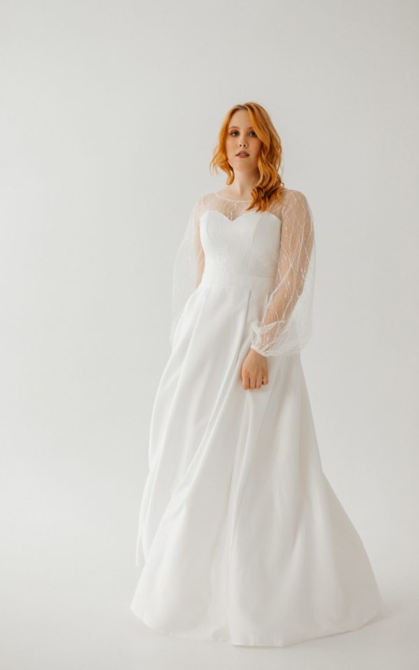 Свадебное платье с рукавами и атласной юбкой в складку