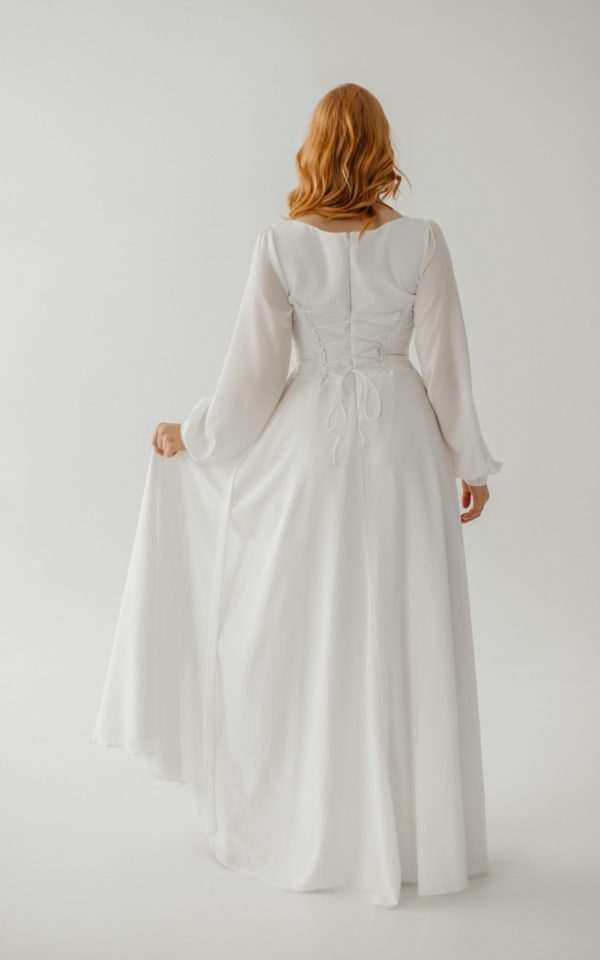 Легкое свадебное платье с длинными рукавами прямого силуэта