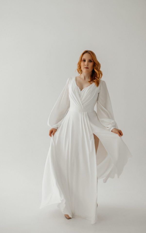 Легкое свадебное платье с длинными рукавами прямого силуэта