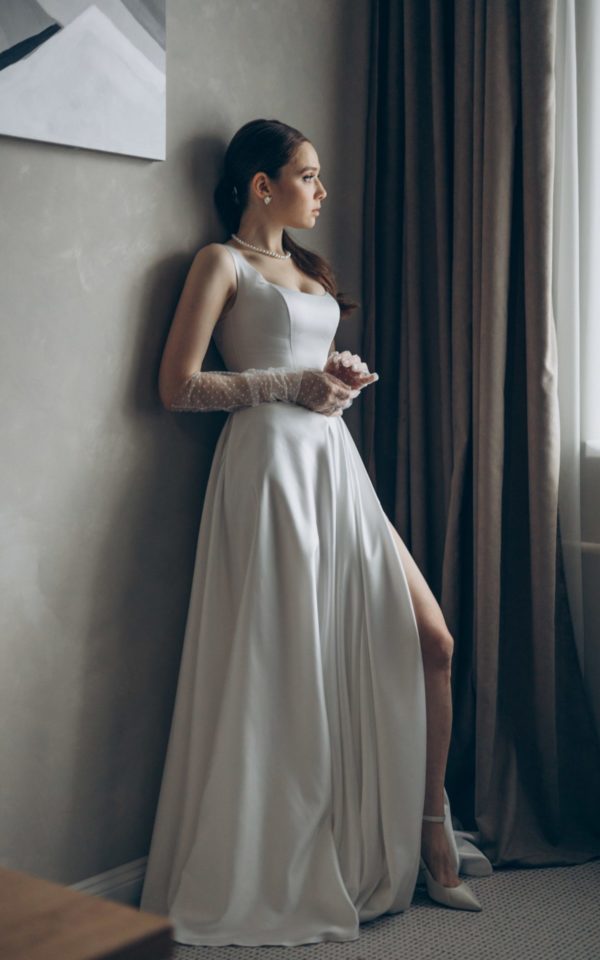 Свадебное платье без рукавов из атласа с разрезом