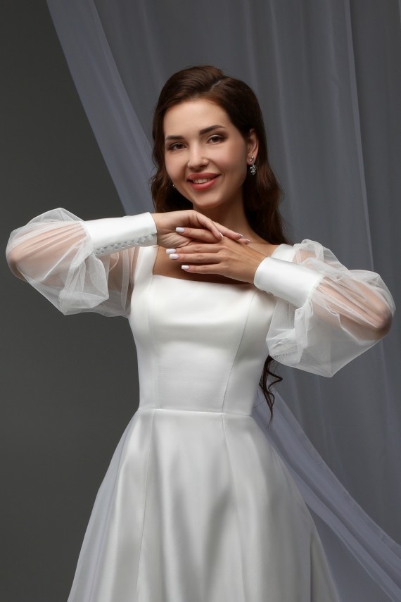 Короткое свадебное платье из атласа на корсете