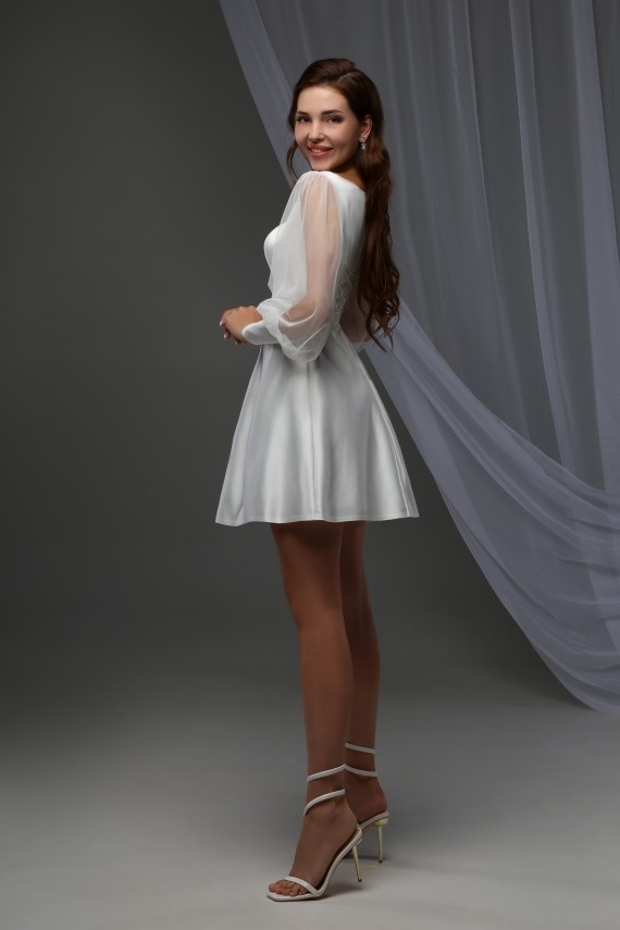 Короткое свадебное платье из атласа на корсете