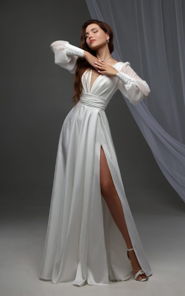 Легкое свадебное платье с V-образным вырезом и нежными рукавами