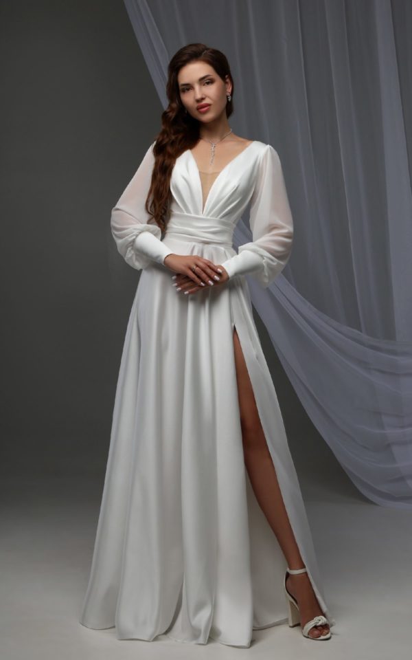Легкое свадебное платье с V-образным вырезом и нежными рукавами