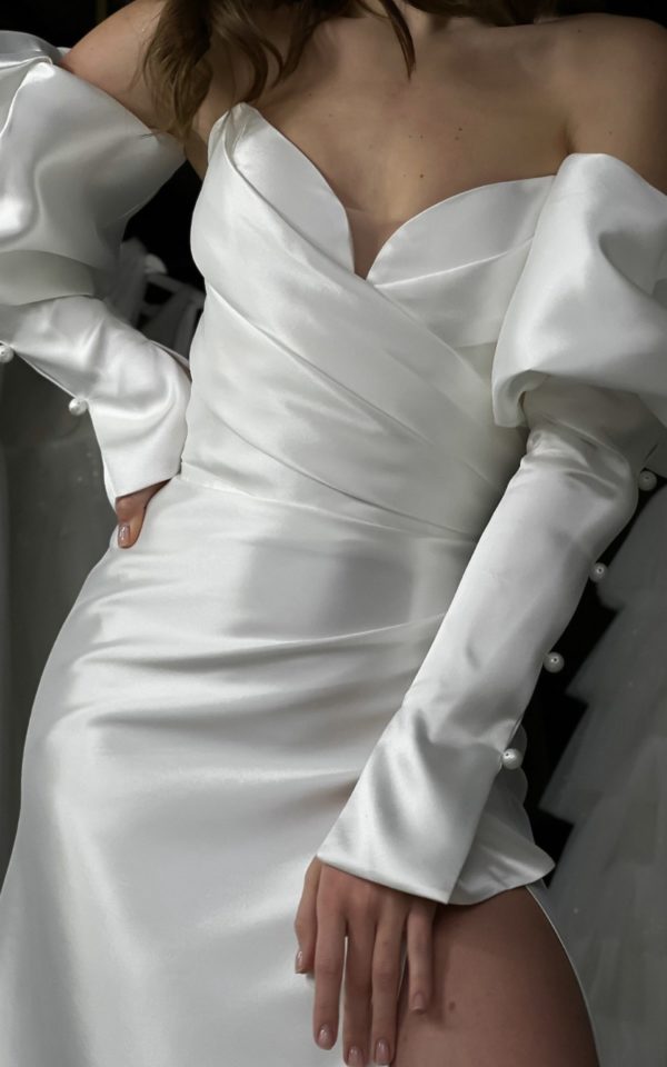 Силуэтное платье из атласа со съёмными удлинёнными рукавам